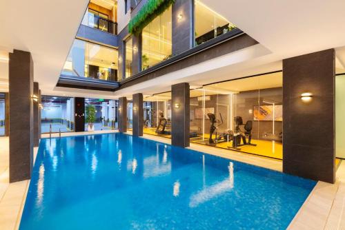 een groot zwembad in het midden van een gebouw bij Elite Apartment 1 in Riyad