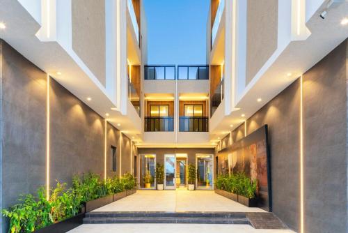 een lege gang van een gebouw met planten bij Elite Apartment 1 in Riyad
