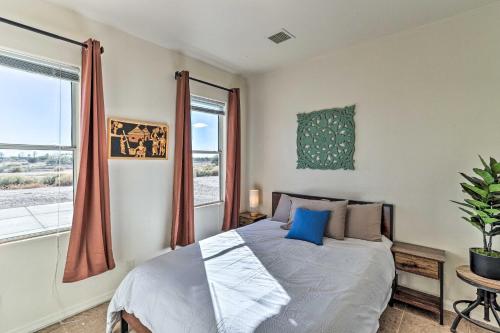 1 dormitorio con cama y ventana grande en Eloy Desert Oasis with Courtyard and Pool Access!, en Eloy