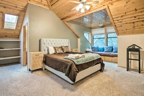 Ένα ή περισσότερα κρεβάτια σε δωμάτιο στο Spacious Pine Mountain Club Cabin with Fire Pit