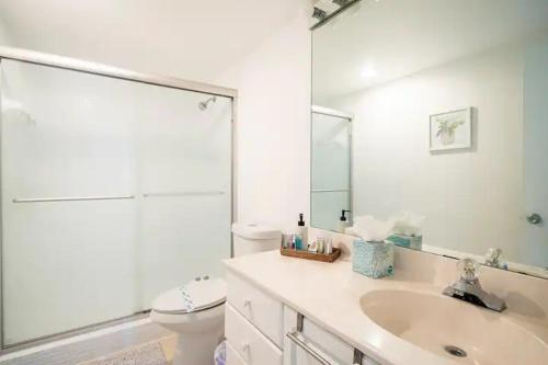 bagno con lavandino, servizi igienici e specchio di Ocean Reserve Sunny Isles 11th STR-02330 a Miami Beach