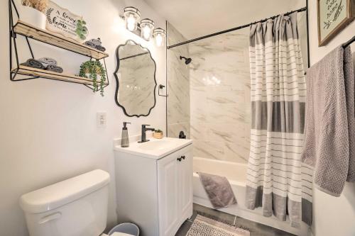een badkamer met een toilet, een wastafel en een douche bij Cozy Hobart Retreat Less Than 9 Mi to Lake Michigan! in Hobart