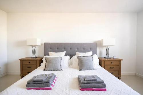una camera da letto con un letto con tre asciugamani di Ocean Reserve Sunny Isles 11th STR-02330 a Miami Beach