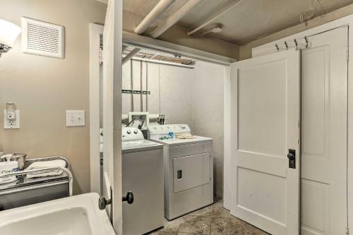 łazienka z umywalką i pralką w obiekcie Pet-Friendly Denver Retreat with Private Yard! w mieście Denver
