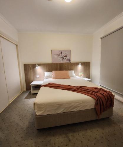 um quarto grande com uma cama grande em Daisy Villa em Warrnambool