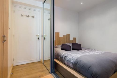 Ένα ή περισσότερα κρεβάτια σε δωμάτιο στο Pied-à-terre cosy face aux pistes de La Princesse