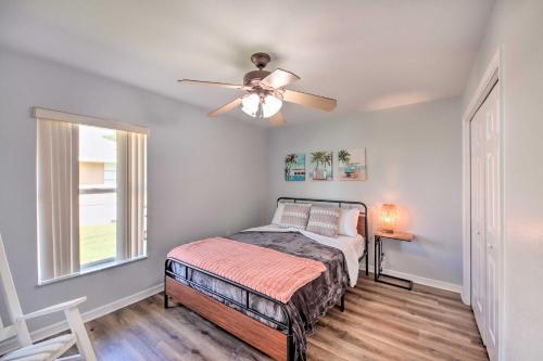 1 dormitorio con 1 cama y ventilador de techo en Spacious Sebring Retreat with Pool and Backyard!, en Sebring