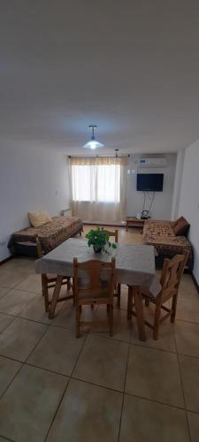 sala de estar con mesa y sofá en Hermoso Departamento Céntrico en Villa Carlos Paz