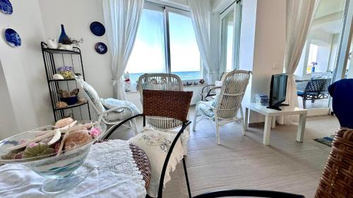 Area soggiorno di Casa Alba Serena By The Sea