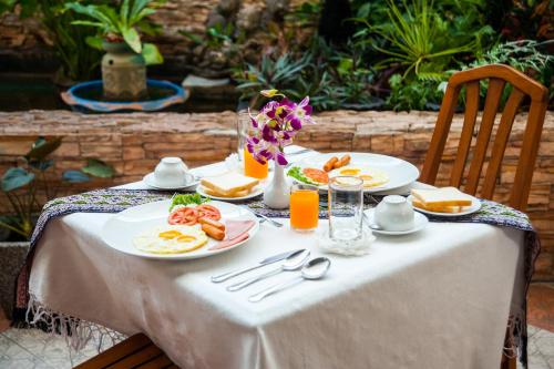 - une table avec des plaques de cuisson et du jus d'orange dans l'établissement Crystal Inn, à Phuket
