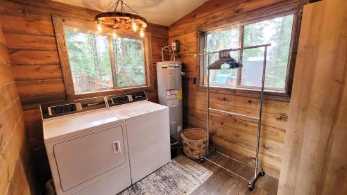 a kitchen with a washer and dryer in a cabin at Cozy Cabin Near Bryce and Zion sleeps 4 adults in Duck Creek Village