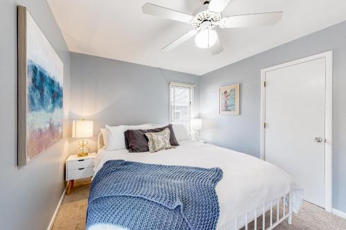 une chambre avec un lit blanc et un ventilateur de plafond dans l'établissement Town of South Bethany --- 90 Mays Way, à South Bethany
