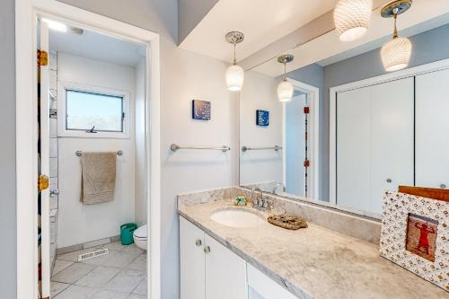 une salle de bain avec un lavabo et un miroir dans l'établissement Town of South Bethany --- 90 Mays Way, à South Bethany