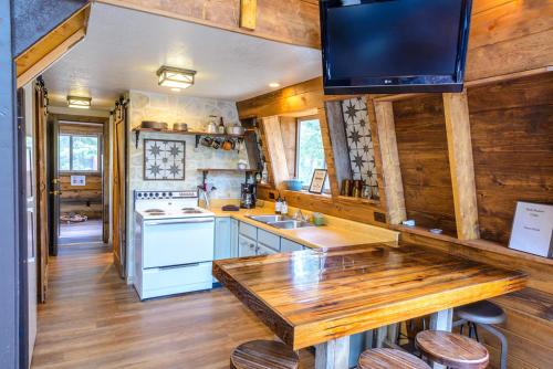 Η κουζίνα ή μικρή κουζίνα στο Cozy Cabin Near Bryce and Zion sleeps 4 adults
