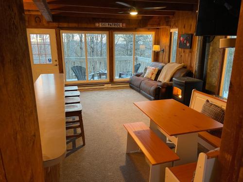 uma sala de estar com um sofá e uma mesa em Mandy's Mountain Chalet em Dover