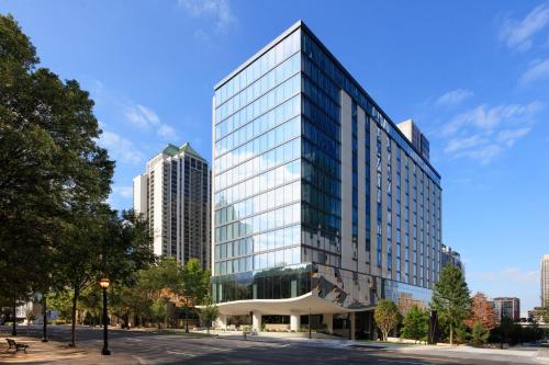 um alto edifício de escritórios de vidro em uma cidade em Kimpton Shane Atlanta, an IHG Hotel em Atlanta