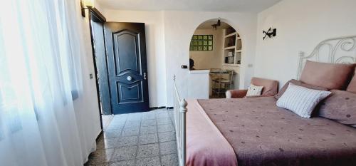 ein Schlafzimmer mit einem Bett und einer blauen Tür in der Unterkunft Jardines Salema cerca del mar in Las Palmas de Gran Canaria