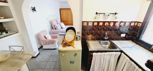 eine kleine Küche mit einer Spüle und einer Arbeitsplatte in der Unterkunft Jardines Salema cerca del mar in Las Palmas de Gran Canaria