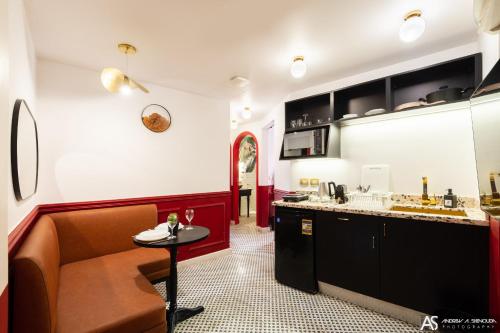 Kuchyň nebo kuchyňský kout v ubytování The Red-Hot Retro 2BDR Apt Cairo's Downtown
