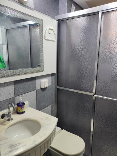 un bagno con doccia, lavandino e WC di Apartamento 103 Praia do Ervino - SFS a São Francisco do Sul