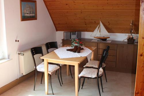 Große Fewo 1 في Jagdhaus: طاولة طعام وكراسي في مطبخ