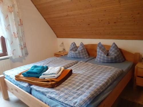 Große Fewo 1 في Jagdhaus: غرفة نوم عليها سرير وفوط