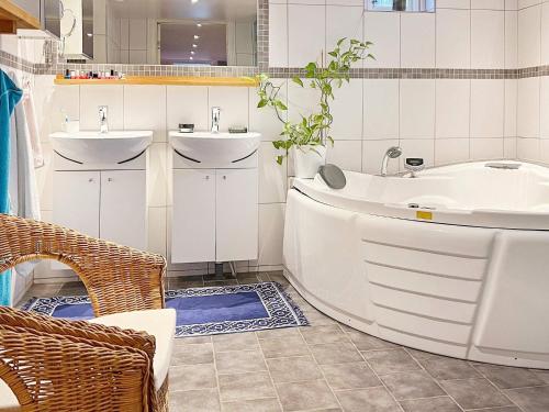 W łazience znajduje się wanna, umywalka i wanna. w obiekcie Holiday home HANINGE II w mieście Haninge
