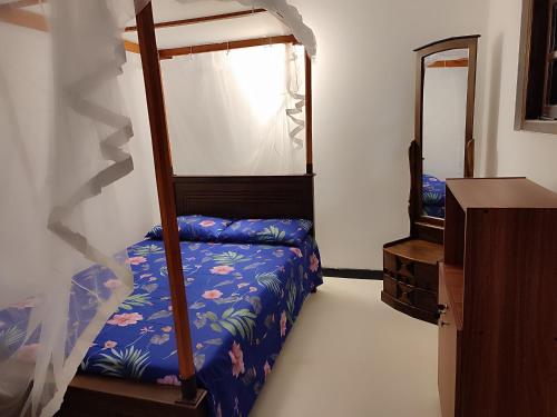 sypialnia z łóżkiem piętrowym i lustrem w obiekcie Fairview Guest w mieście Weligama