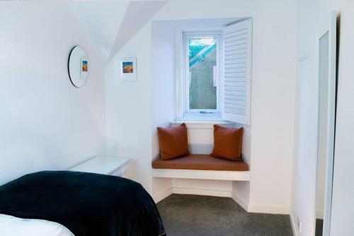 Habitación con ventana con banco y cama en Central 2 bedroom luxury home close to River Ness, en Inverness