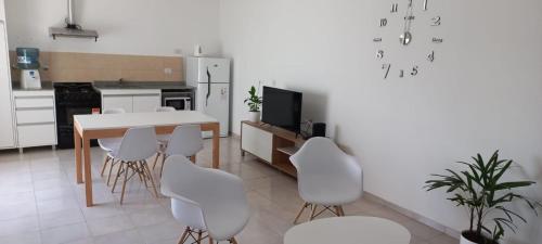 cocina con mesa y sillas blancas en una habitación en Alojamientos Litoral - 3 B en Gualeguaychú