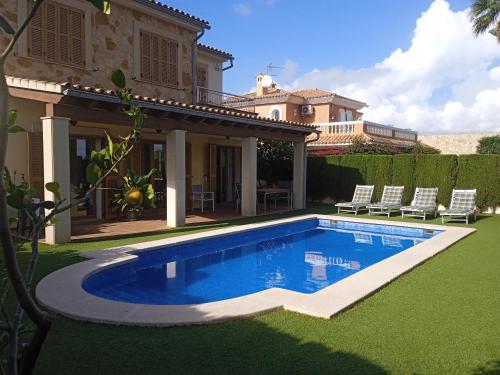 a swimming pool in the yard of a house at Villa Puerto Adriano in El Toro