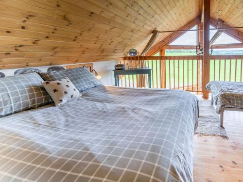 リンリスゴーにあるTunturiの木製天井の客室の大型ベッド1台分です。