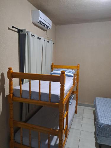 1 dormitorio con 2 literas en una habitación en Cataratas foz, en Foz do Iguaçu