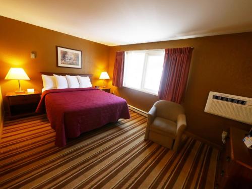 une chambre d'hôtel avec un lit et une fenêtre dans l'établissement Magnuson Copper Crown, à Hancock