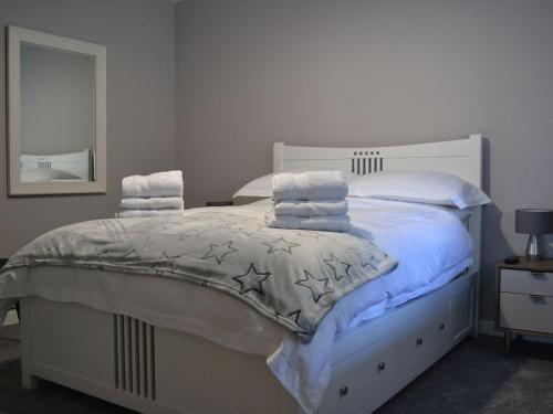 Aird Tong的住宿－The Cottage 47，一间卧室配有白色的星空床