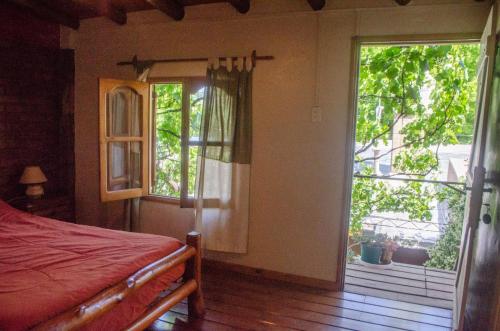1 dormitorio con cama y ventana grande en La Gaita Alojamiento en San Rafael