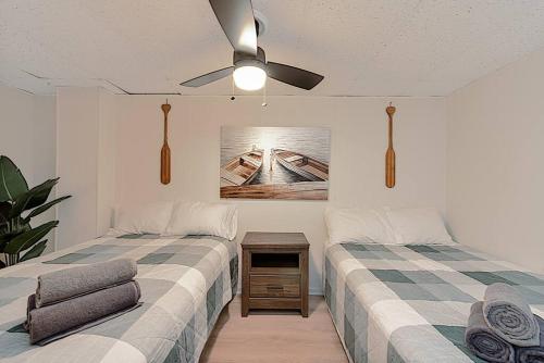 1 dormitorio con 2 camas y ventilador de techo en Lake Gaston Duo Kayaks and Dock Duplex 4000+ sq ft, en Bracey
