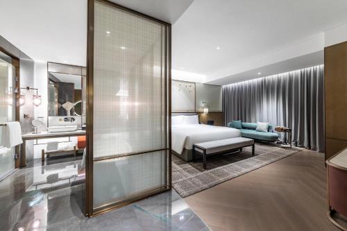 HUALUXE Xi'an Chanba by IHG-西安浐灞华邑酒店-Near Xi'an International Convention Exhibition Center and Shopping mall and The Romantic show of Xi'an-Free Luggage Storage-English Serviceにあるベッド