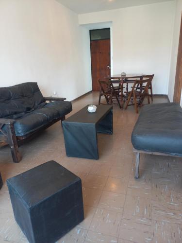 sala de estar con sofá, mesa y sillas en Temporario Salta en Salta