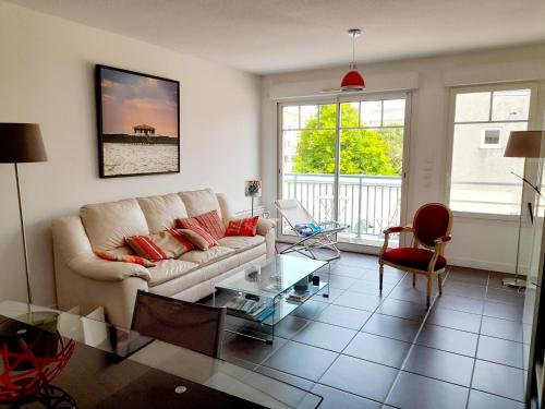 Photo de la galerie de l'établissement Appartement T3 Contemporain, Proche Plage et Centre, Parking Sécurisé, Wi-Fi - FR-1-319-11, à Arcachon