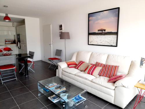Photo de la galerie de l'établissement Appartement T3 Contemporain, Proche Plage et Centre, Parking Sécurisé, Wi-Fi - FR-1-319-11, à Arcachon