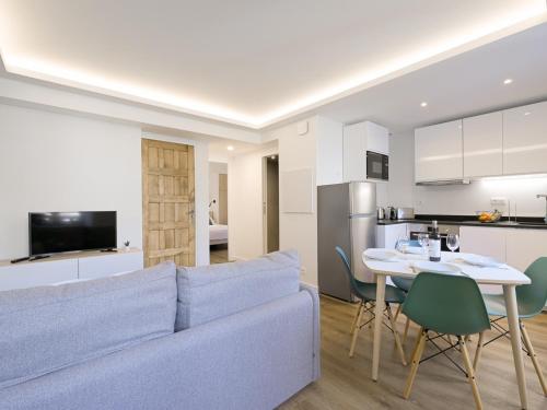 un salon et une cuisine avec un canapé et une table dans l'établissement Élégant Appartement à St-Jean-de-Luz - Proche Plage & Commerces - FR-1-239-851, à Saint-Jean-de-Luz