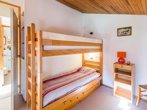 une chambre avec deux lits superposés dans une pièce dans l'établissement Charmant T2 Montchavin La Plagne, 36m², balcon sud, proche pistes et commerces, parking gratuit - FR-1-329-83, à La Plagne Tarentaise