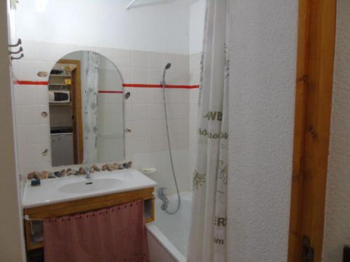 une salle de bain avec un lavabo et une douche avec un miroir dans l'établissement Studio cosy pour 4 pers. à Valfréjus, idéal ski, proche télécabine et commerces - FR-1-561-101, à Modane