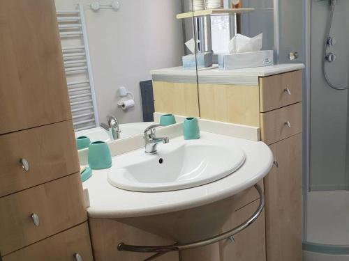 Kúpeľňa v ubytovaní Appartement Duplex pour 6 Pers, Proche Centre, Parking, Balcon Sud - FR-1-234-295