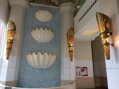 芭達雅南區的住宿－Grande Caribbean Condo Resort Pattaya，大堂的墙上设有两个大型白色吊灯