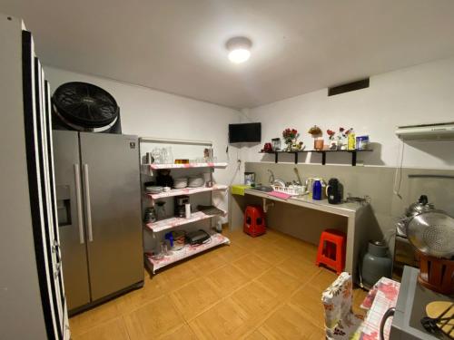 een kamer met een koelkast en een bureau. bij Hotel Munay in Paracas