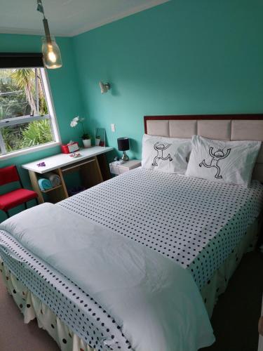 A bed or beds in a room at Wendy's Holiday Home