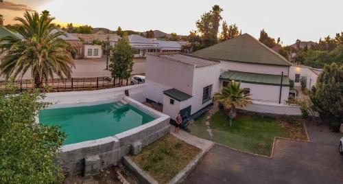 La alberca dentro o cerca de Colonial Karoo Guesthouse