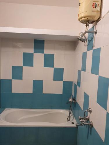 Ένα μπάνιο στο Anchorage - Mesmerizing villa with lawn, BB court